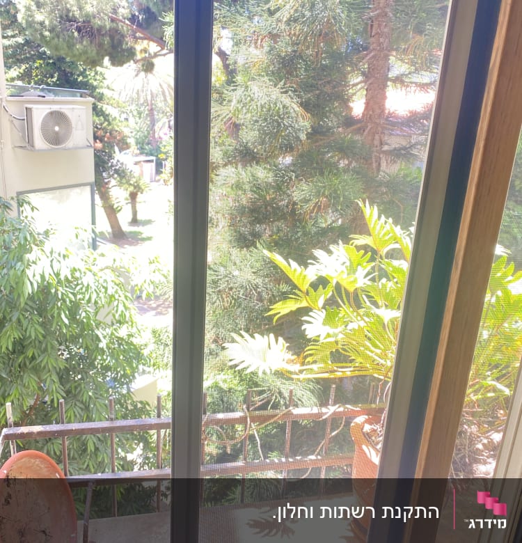 חלון אלומיניום עם מסגרת כהה